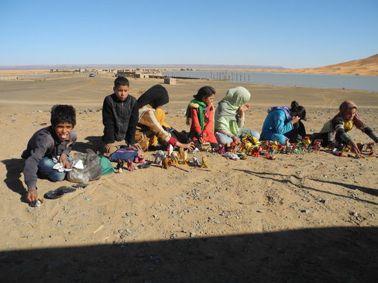 Wir sind gerade ausgestiegen, da sind schon die jungen Verkaufstalente mit ihren selbst gebastelten Utensilien da!
