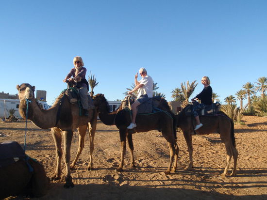 Zum Sonnenuntergang ist noch eine Kameltour inclusive.