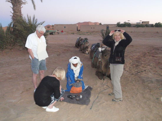 Unser Kamelführer hat erzählt, dass er das Nomadenleben aufgegeben hat und jetzt für das Hotel arbeitet. Er bietet den Touristen schöne selbst gemachte Dinge aus Fossilien an.