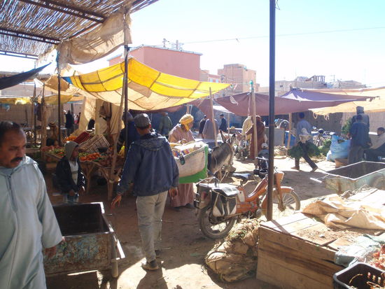 Zwischen den Mauern des Suq hocken die Händler mit Gemüse, unter den Arkaden sind die Läden der Handwerker und Bäcker.