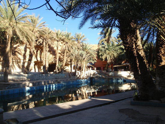 Die blaue Quelle von Meski, direkt am Campingplatz. Das Wasser fließt durch mehrere Steinbecken und erneuert sich alle zwei Stunden selbst. Leider war es für uns zu kalt zum Baden.