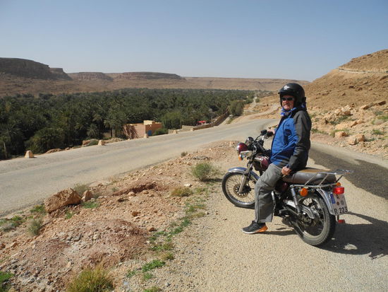 Mit dem Moto erkunden wir die Dörfer des Ziz Tales.
