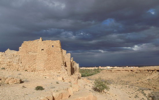 Plötzlich kommt heftiger Wind auf, der Himmel verdunkelt sich, wir ahnen noch nicht, was auf uns zukommt.
