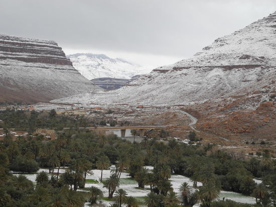 Die Felsstrukturen werden durch den Schnee hervorgehoben.