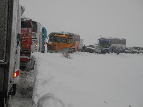 Nun ist das Chaos perfekt, teilweise geht nichts mehr. Damit die Schneeräumfahrzeuge durchkommen, wird teilweise nur eine Fahrspur frei gegeben.