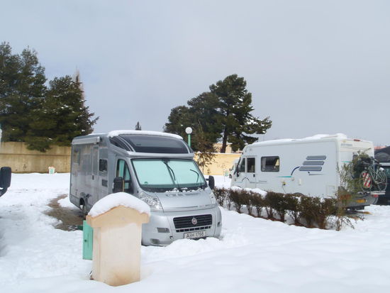 Wir sind froh, als wir in Midelt angekommen sind, es schneit die ganze Nacht weiter und die Pässe sind alle zu. Wir stecken hier drei Tage fest.