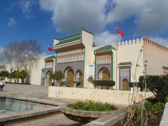 Gleich um die Ecke ist der Eingang zum Königspalast, hier wohnt der König, wenn er die Stadt besucht.