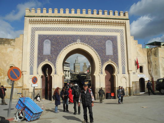 Das schön verzierte Tor " Bab Boujeloud" führt in die Medina.