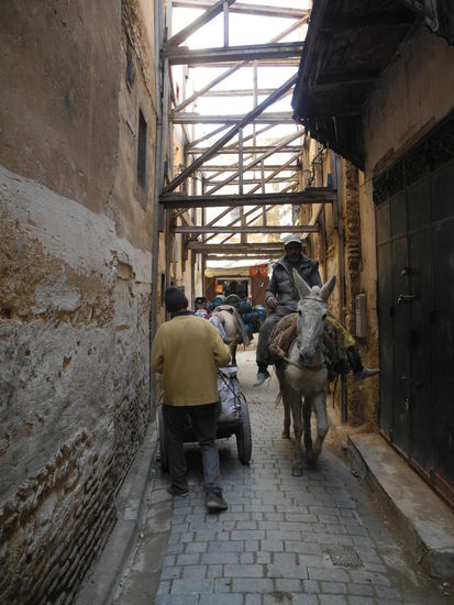 Die Gassen in der Altstadt sind so eng, dass der Transport nur mit Maultieren und Handkarren möglich ist.
