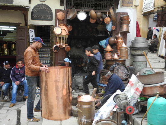 In der Kupferschmiede werden Waren angeboten, die seit Jahrhunderten auf dieselbe Weise hergestellt werden.