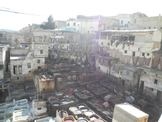 Im Gerberviertel bearbeiten Männer in Bottichen Tierhäute mit ätzenden Laugen und färben sie. Trotz des bestialischen Gestanks kommen viele Besucher um zu sehen, wie nach uralten Methoden Leder hergestellt wird.