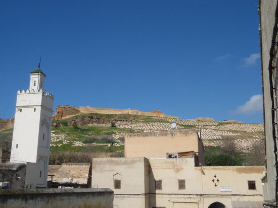 Im Hintergrund werden die Häute getrocknet.