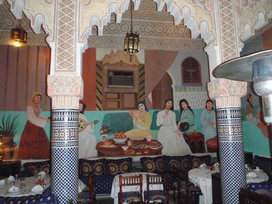 Hier essen wir eine Tajine und genießen das orientalische Flair.