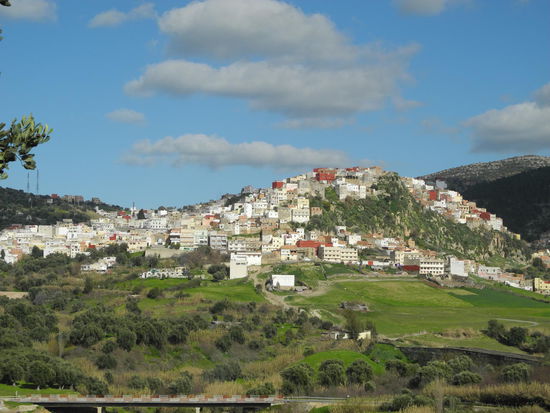 Moulay Idriss, die heilige Stadt überrascht uns mit ihrer imposanten Lage.