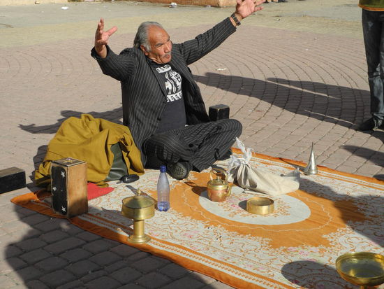 Ein Märchenerzähler unterhält die Leute!