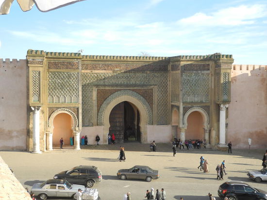 Das monumentale Stadttor Bab Mansour, gegenüber der riesige Platz El Hedim.