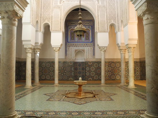 Dieser Raum ist für die zeremonielle Reinigung gedacht. Durch einen kleinen Innenhof gelangen wir zum Mausoleum und können einen Blick auf den Sarkopharg werfen.