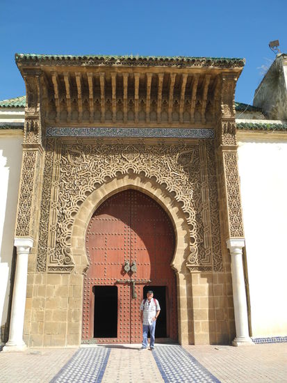 Durch das Tor gelangen wir in das Mausoleum von Sultan Moulay Ismail, unter seiner Herrschaft erlebte Meknes seine Blütezeit.