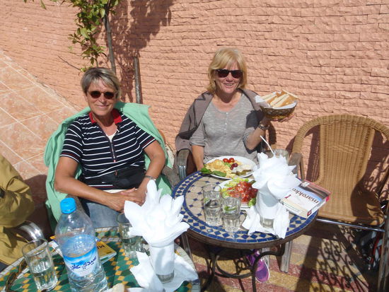 Wir können das Spektakel von der Dachterasse beobachten.