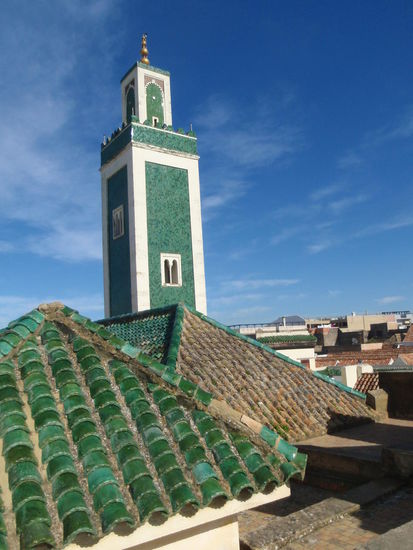 Das Wahrzeichen der Moschee, grün ist die Farbe des Propheten.