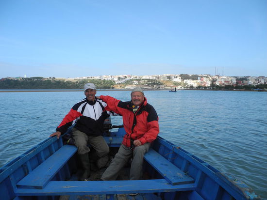 Er ist vielseitig, verkauft Fisch, seine Frau kocht und jetzt bietet er auch noch eine Bootstour in die Lagune an.