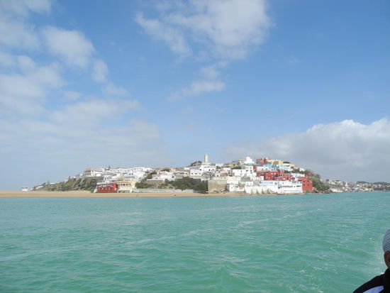 Das Fischerdorf liegt sehr schön auf dem Felsen vor der Lagune.