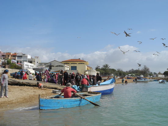 Wenn die Fischer zurück kommen, wird der Fang sofort an die Einheimischen verkauft.