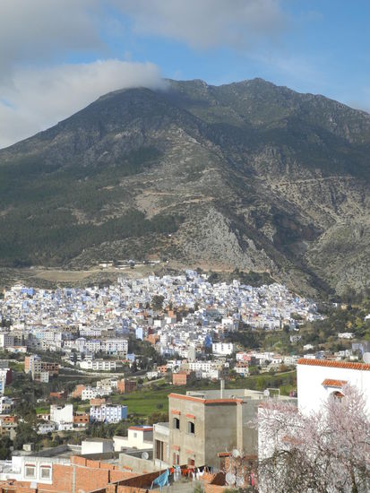 Chefchaouen -  die blaue Stadt am Fuße zweier Berge gelegen.