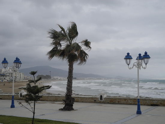 Starker Sturm und hohe Wellen.