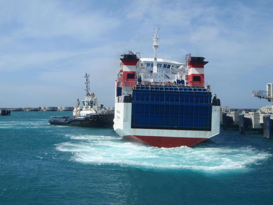 Der Seitenwind ist so stark, dass die Fähre Hilfe benötigt.