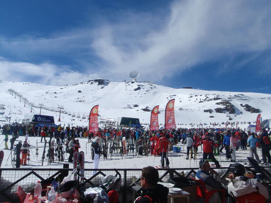 Es ist mächtig was los auf Spaniens Skipisten.