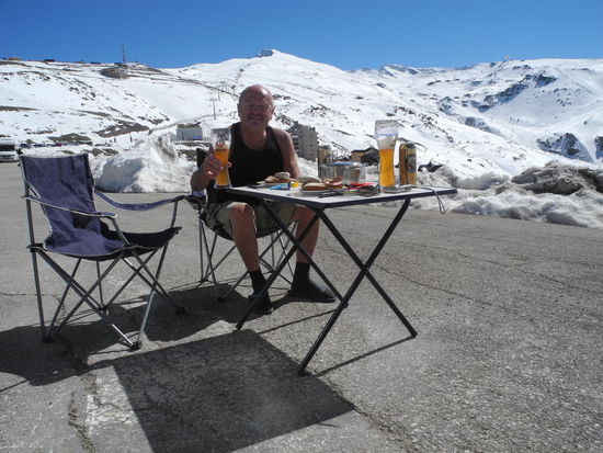 An diesem Stellpaltz in ca. 2200 m Höhe genießen wir erst einmal Weißwürste vom Lidl in Spanien mit frischen Brezen!