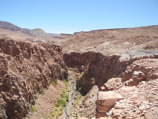 Es geht an spektakulären Schluchten vorbei.