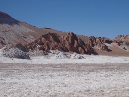 Die weißen Oberflächen sind teilweise mit Salz überzogen.