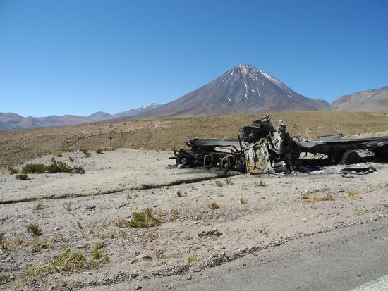 Total ausgebrannter LKW, hier wird nichts weggeräumt.