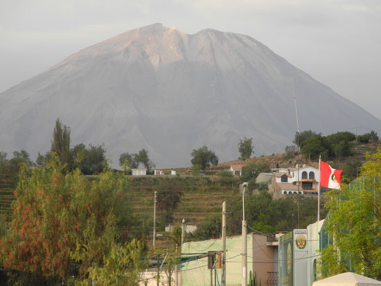 Der 5822 m hohe Vulkan Misti ist in unmittelbarer Nähe der Stadt.