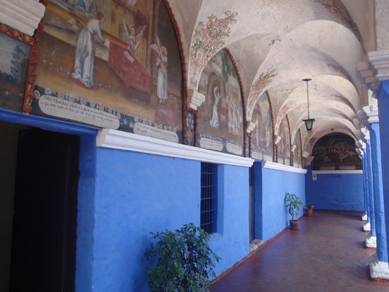 Wir gehen durch schöne religöse Arcadengänge.