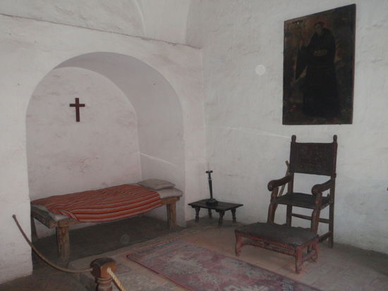 Die "gute Stube"  das Bett scheint nicht sehr komfortabel.