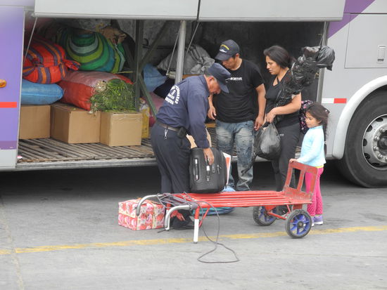 Die Einheimischen kaufen im Großmarkt ein, danach wird alles in die Busse verladen z.B. Säcke mit Salat, Reis, Karotten, Mais und Aufsteller mit Spielzeug.