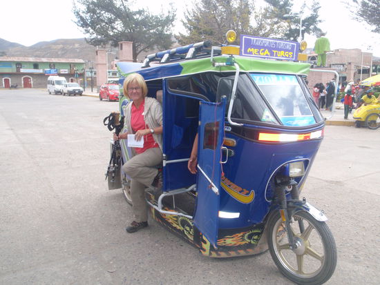 Mit dem Tuk Tuk fahren wir vom Busbahnhof in Chivay zum 
Hauptplatz und suchen uns ein Hostel.
