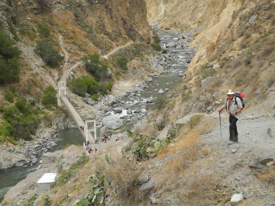 Bald haben wir den Abstieg geschafft, unsere Knie wackeln schon.