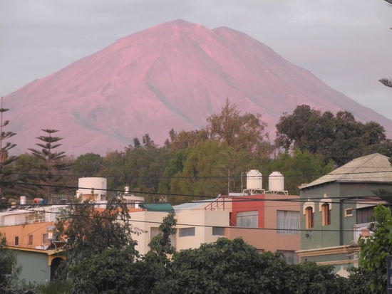 In Arequipa angekommen, präsentiert sich der Vulkan Misti noch im schönsten Abendlicht.