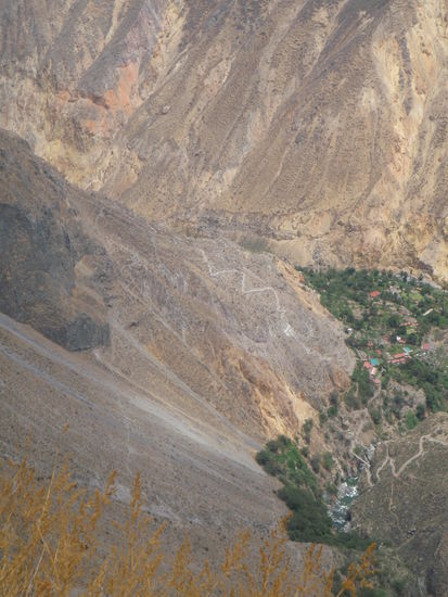 Wir sehen unser heutiges Endziel, die Oase Sangalle inmitten der Berge.
Den Abstieg von 1200 m haben wir noch vor uns.