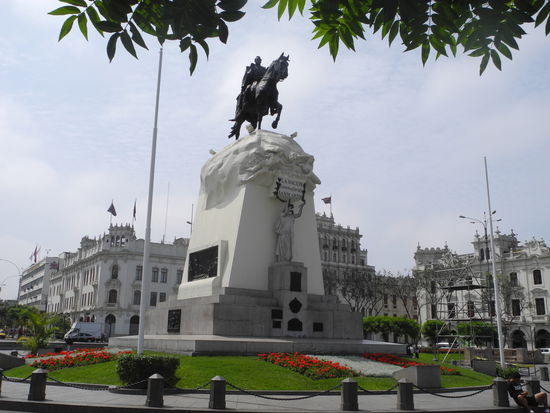 Plaza San Martin - hoch zu Roß der Befreier Perus. 
Ganz in der Nähe befindet sich unser Hotel.
