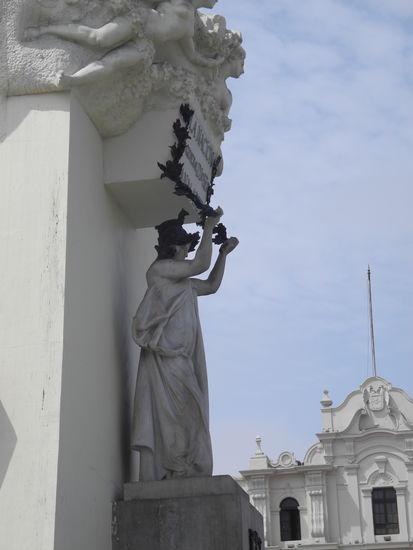 Darunter die Mutter der Nation - Madre Patria mit einem Lama auf dem Kopf. Ursprünglich sollte den Kopf eine Flamme zieren, doch die Handwerker montierten ein Lama - weil im spanischen Flamme auch Lama heißt.