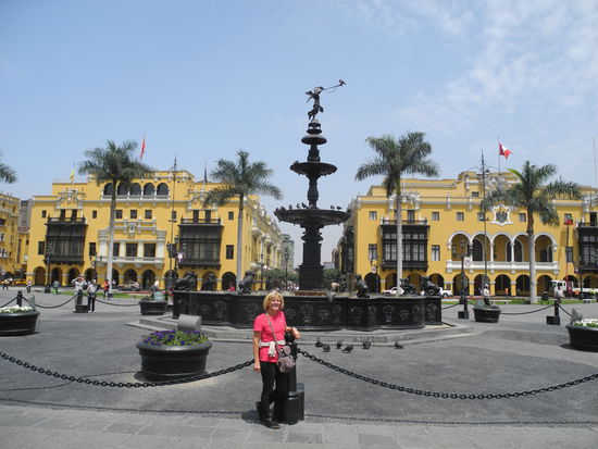 Der riesige Plaza Mayor in Lima - sehr gepflegt und sauber.
