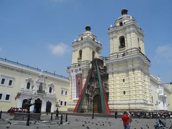 Im Kloster San Francisco besichtigen wir die Katakomben
mit ca. 70000 Gräbern und eine riesige Bibliothek.