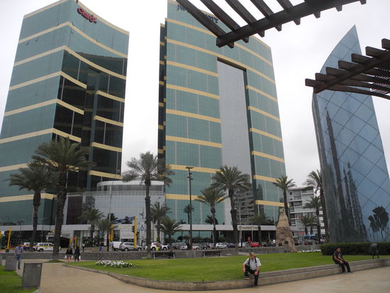 In Miraflores dominieren Hochhäuser mit Einkaufszentren wie in Europa. Vor allem ist es sehr sauber und einigermaßen ruhig hier.