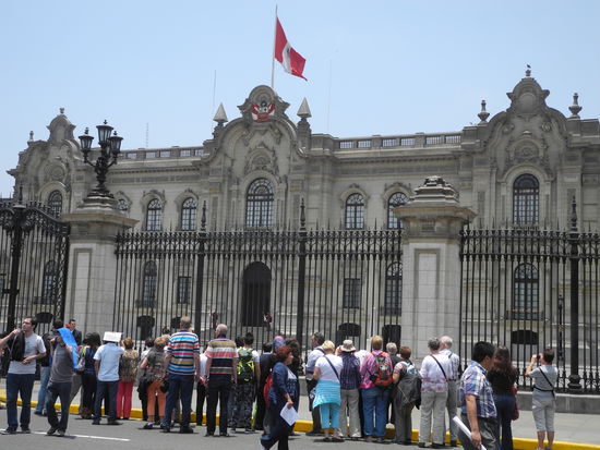 Die Wachablösung findet hinter diesen Gittern statt.