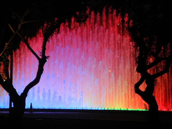 Zum Abschluß bewundern wir noch den Aqua Park
mit den wechselnden Beleuchtungen der Fontänen. 
Eine Attraktion für jung und alt.